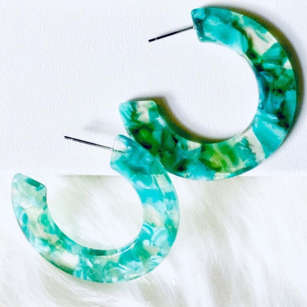 💌 🍩 Acrylic C Hoops